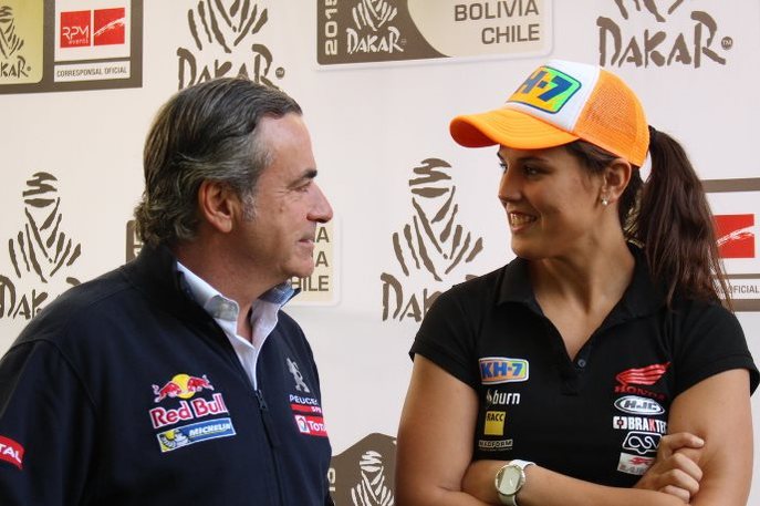 Dve veľké postavy histórie dakarského podujatia: "El Matadore" Carlos Sainz a jeho krajanka, štvornásobná kráľovná medzi motocyklistkami, Laia Sanzová;www.enduroleon.com