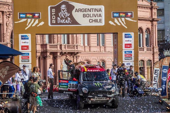 Španielsko-francúzska posádka Joan "Nani" Roma/Michel Perin (Mini), víťazi Dakaru 2014;www.dakar.com