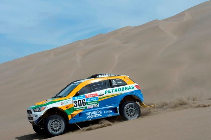 Portugalská posádka Carlos Sousa/Paulo Fiuza sa so „špeciálom“ Mitsubishi pohybuje na hranici prvej desiatky;www.dakar.com