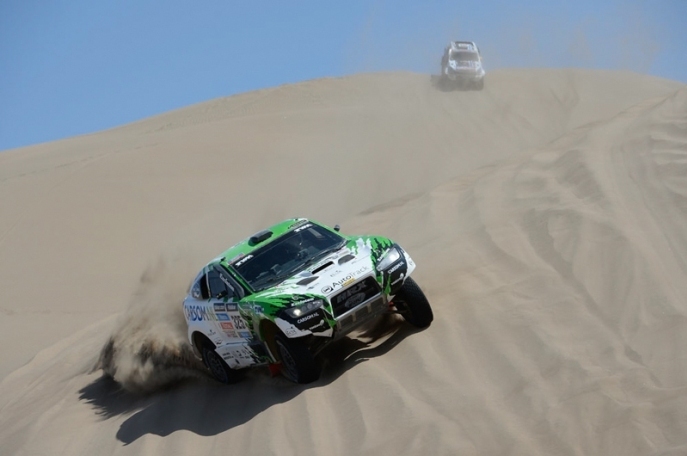 Foto: www.dakar.com;Holandskí pretekári Erik Van Loon a Wouter Rosegaar stavili na značku Ford;