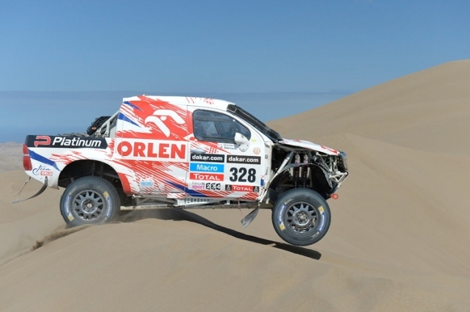 Foto: www.dakar.com;Poliakovi Marekovi Dabrowskemu (Toyota stajne Orlen) patrí priebežná 7. pozícia;