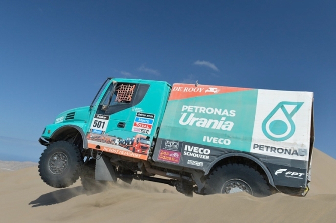 Foto: www.dakar.com;Holanďan Gerard De Rooy (Iveco) stále vedie, aj keď už iba o necelých osem minút...;