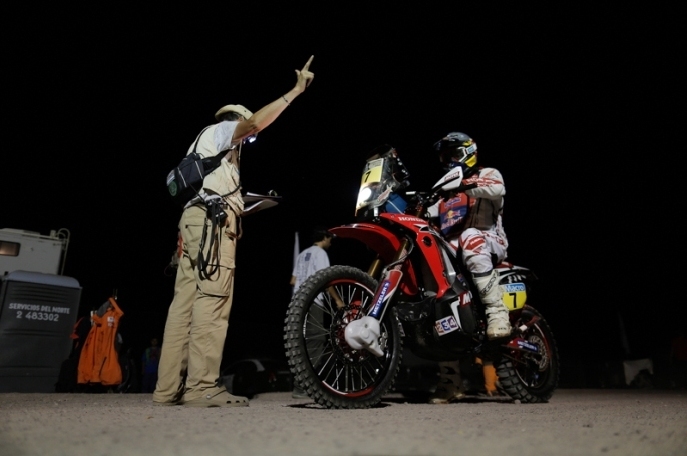 Foto: www.dakar.com;Portugalec Helder Rodrigues s motocyklom Honda na štarte desiatej etapy;