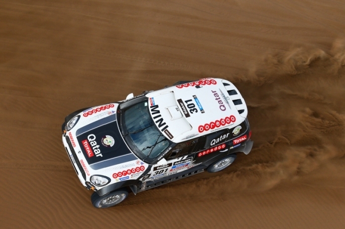 Foto: www.dakar.com;Katarský jazdec Nasser Al-Attiyah robí pre dosiahnutie pódiového umiestnenia maximum;