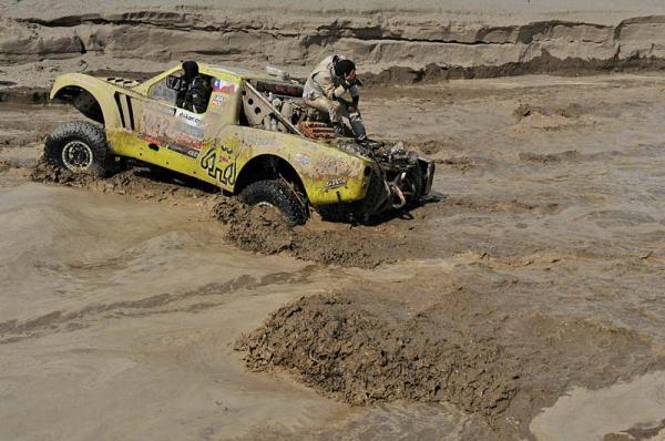 Argentínsko-chilská dvojica Victor Mastromatteo/Americo Aliaga s Buggy 4x2 v "bahennom kúpeli";