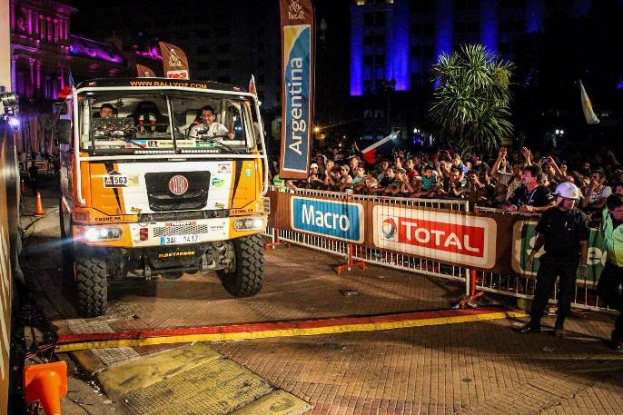 Slovensko-česká posádka Robert Kasák/Jaroslav Kolář na Tatre T815 4x4 práve štartuje;www.rallyoz.com