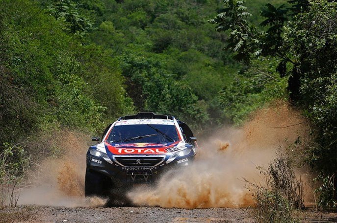 Peugeot francúzskeho dua Stéphane Peterhansel/Jean-Paul Cottret sa po technických problémoch v deviatej „erzete“ opätovne prebojováva k hranici prvej desiatky;www.dakar.com