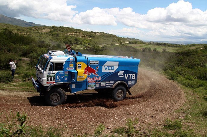 Kamaz ruského jazdca Eduarda Nikolajeva zatiaľ úspešne sťahuje stratu na lídra „ťažkej väzby“ Airata Mardejeva ;www.dakar.com