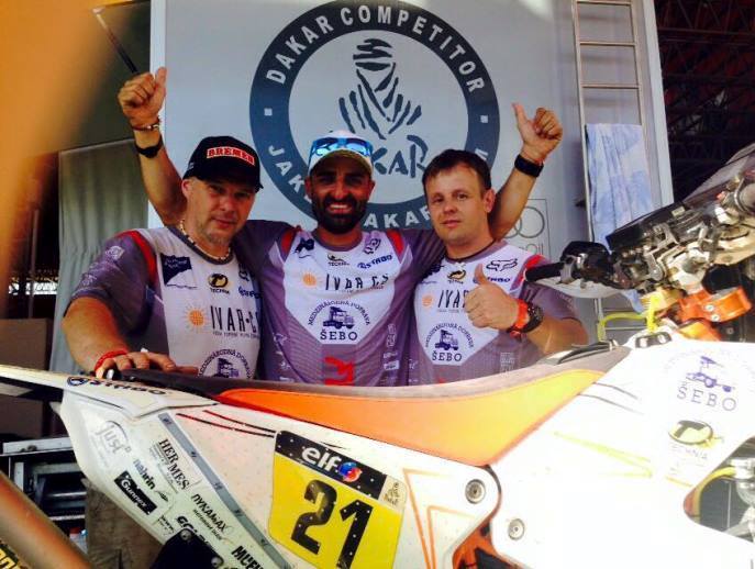 Slovensko sa po viac ako šestnástich rokoch vďaka Ivanovi Jakešovi (v strede) dočkalo ďalšieho etapového víťazstva na Rallye Dakar;www.motoride.sk