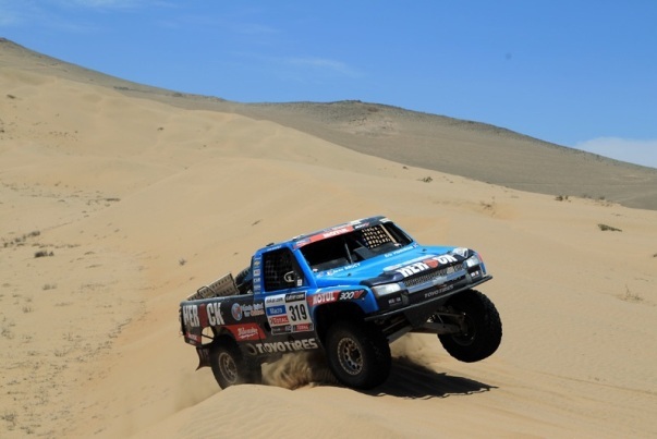 Francúz Eric Vigouroux sa s Chevroletom Trophy Truck drží na celkovej 22. pozícii;