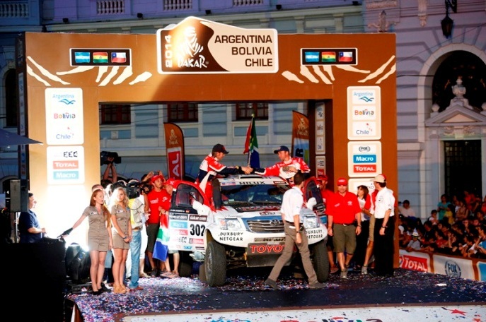 Foto: www.dakar.com;Juhoafričan Giniel De Villiers a Nemec Dirk Von Zitzewitz (Toyota) získali nepopulárnu "zemiakovú" medailu;