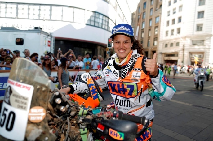 Foto: www.dakar.com;Kráľovnou Rallye Dakar 2014 sa v jednej stope stala Španielka Laia Sanzová;