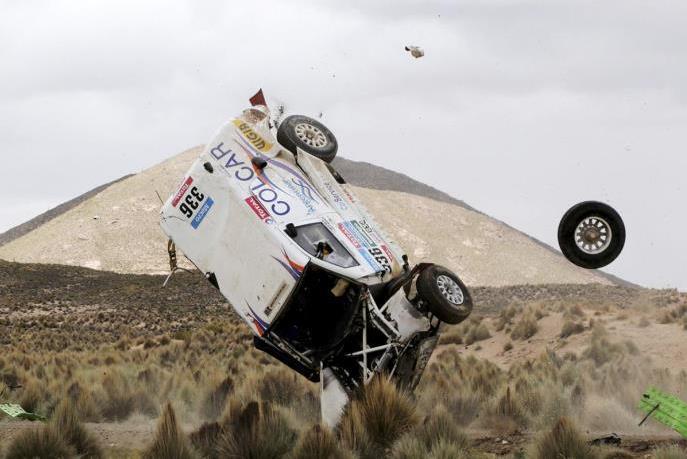 Jedna z početných nehôd 37. ročníka Rallye Dakar 2015;www.dakar.com