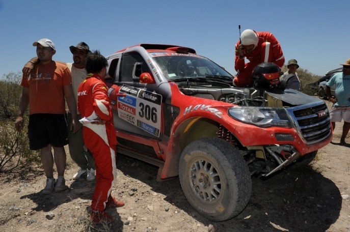 Foto: www.dakar.com;Doposiaľ vedúceho Carlosa Sousu zastavila na trati porucha turbodúchadla jeho auta Haval;