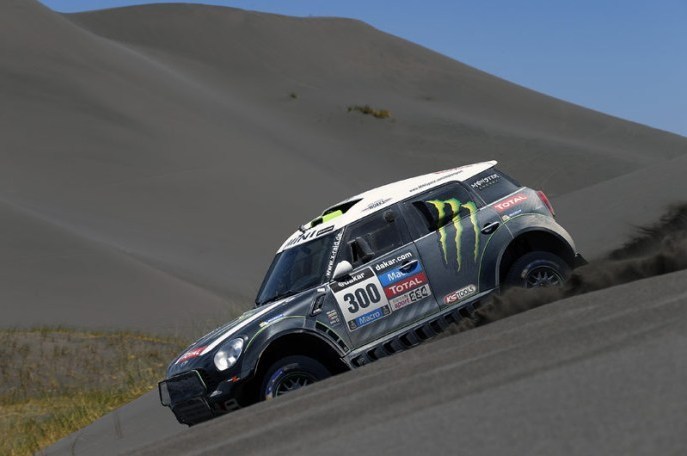 Foto: www.dakar.com;Nový muž priebežného poradia triedy automobilov: Stéphane Peterhansel s Mini;