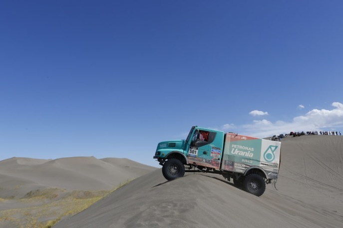 Foto: www.dakar.com;Víťaz kategórie kamiónov z roku 2012, Holanďan Gerard de Rooy s Ivecom Torpedo;