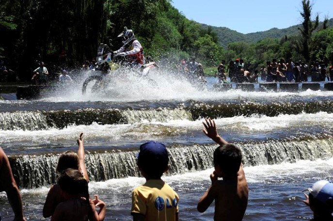 Foto: www.dakar.com;Jazdci sa v priebehu úvodnej etapy poriadne zapotili;