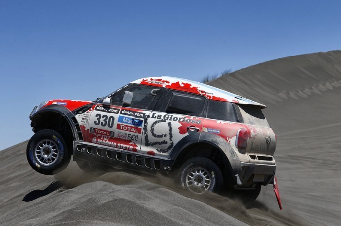 www.dakar.com;Automobily britského výrobcu Mini sú od druhej etapy na čele celkového poradia;