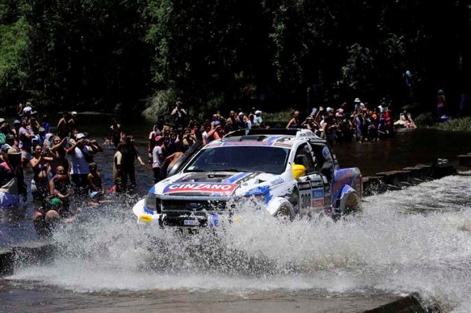 Foto: www.dakar.com;Favorizovanej posádke Alvarez/Graue (Ford Ranger) z Argentíny sa zatiaľ nedarí, patrí im až 130. pozícia;