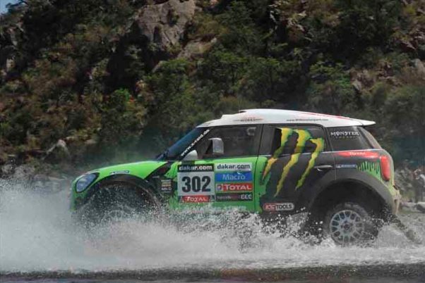 "Monsieur off-road" Stéphane Peterhansel (Mini) na ceste za obhajobou prvenstva z Dakaru 2012;