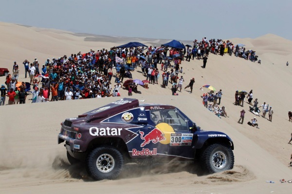 Katarčan Al Attiyah s Qatar Red Bull Buggy na trase etapy; 