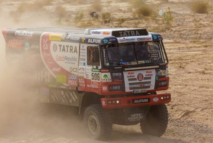 Tatra českého pretekára Martina Kolomého, jazdiaceho vo farbách Tatra Buggyra Racing Teamu, je na priebežnom 8. mieste;www.buggyra.com