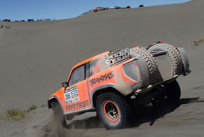 Foto: www.dakar.com;Americký búrlivák Robby Gordon (Hummer) preskočil v priebehu troch etáp stovku konkurentov, momentálne je na 31. pozícii;