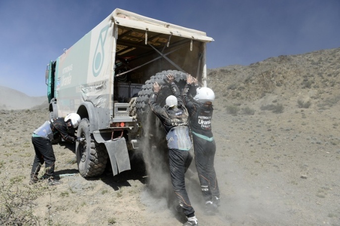 Foto: www.dakar-derooy.com;Výmena pneumatiky na trucku Iveco Trakker Evolution III. holandskej stajne De Rooy;