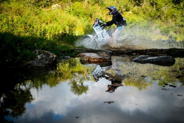 Ivan Jakeš (KTM) z NAD-RESS Adventure Teamu ide fantasticky, posunul sa už na vynikajúcu 4. priečku;