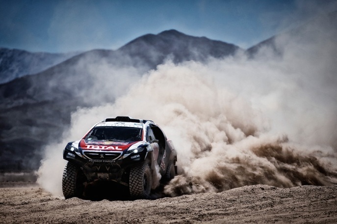 Francúz Stéphane Peterhansel (Peugeot 2008 DKR) postúpil po tejto etape do TOP 10;www.dakar.com