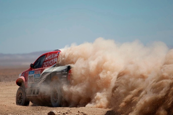 Toyota Hilux Pickup s Juhoafričanom Ginielom De Villiersom v mračnách zvíreného prachu;www.dakar.com