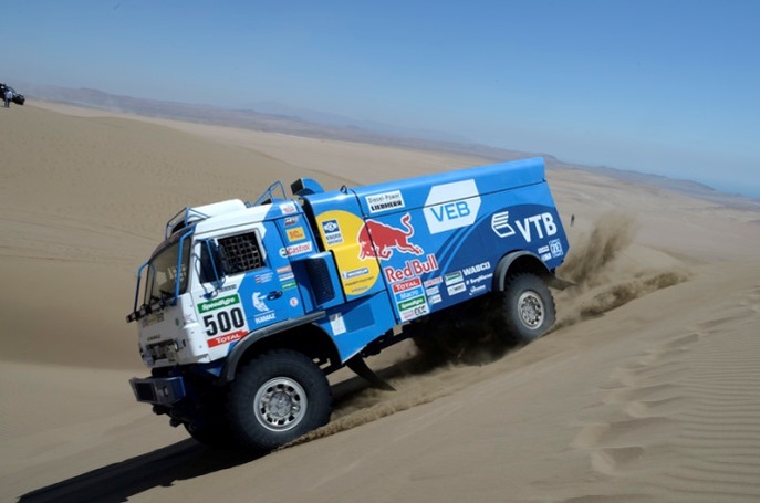 Kamaz ruskej posádky Andrej Karginov/Andrej Mokejev/Igor Leonov si stráži pomyslenú bronzovú pozíciu;www.dakar.com