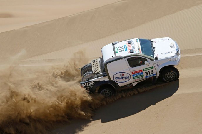 Toyota Hilux Holanďana Bernharda Ten Brinkeho sa stále drží medzi najlepšími: momentálne je piata;www.dakar.com