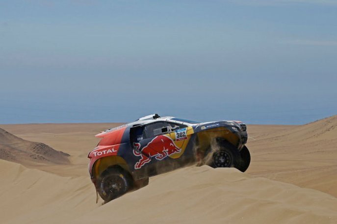 „Monsieur off-road“ Stéphane Peterhansel (Peugeot 2008 DKR) po tejto etape uzatvára prvú desiatku automobilovej kategórie;www.dakar.com