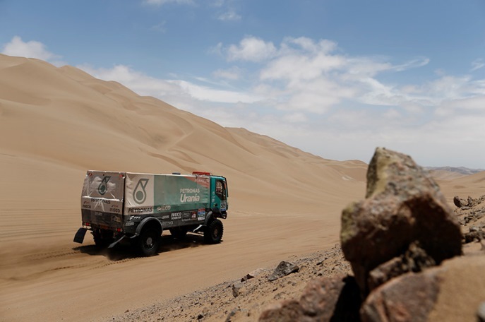 Španiel Pep Vila Roca s talianskym truckom Iveco mieri za 11. miestom v etape. Celkovo je trinásty;www.dakar.com