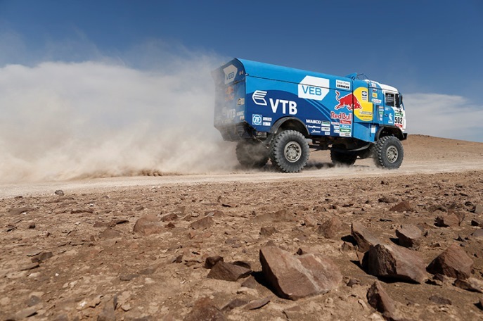 Na pneumatiky doposiaľ vedúceho ruského kamióna Kamaz sa tentoraz lepila smola: Eduard Nikolajev s ním klesol na štvrtú pozíciu;www.dakar.com