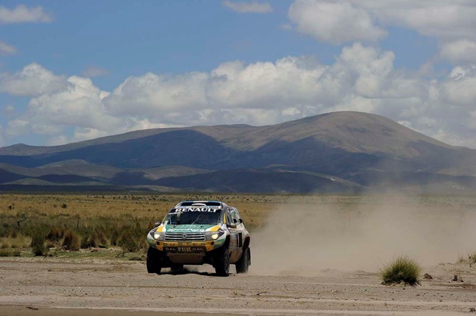 Foto: www.dakar.com;Argentínčania Emiliano Spataro a Benjamin Lozada sa s automobilom Renault Duster držia na 18. pozícii;