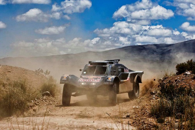 Foto: www.dakar.com;Španiel Carlos Sainz a jeho nemecký navigátor Timo Gottschalk (buggy SMG) na ceste za výhrou v okruhovej etape okolo Salty;