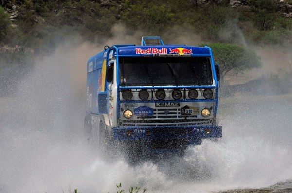 Ruská značka Kamaz zavelila do generálneho útoku - štyri etapy pred koncom súťaže jej patrí 1., 3. a 4. priečka;