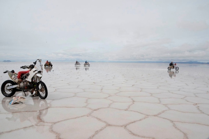 Medzi Uyuni a Iquique čakal na jazdcov jednej stopy i štvorkolkárov náročný prejazd cez soľné pláne Salar de Uyuni, sprevádzaný navyše nepriaznivým počasím;www.dakar.com