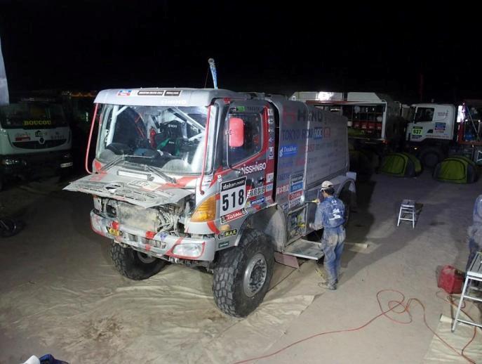 Foto: www.facebook.com/Hino.Team.Sugawara;Atraktívne vyzerajúci japonský truck Hino 500 Series stajne Sugawara pri nočnej údržbe;