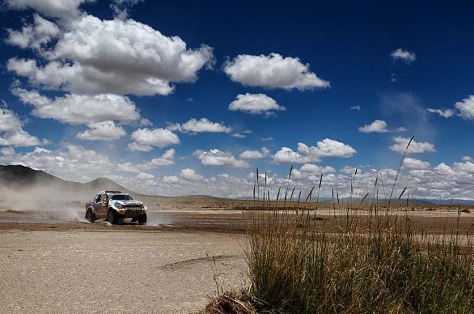 Foto: www.dakar.com;Argentínčan Lucio Alvarez sa s Fordom Ranger drží na začiatku štvrtej desiatky priebežnej klasifikácie;