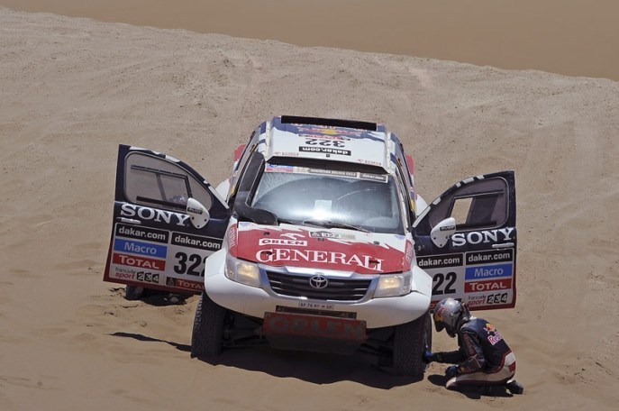 Foto: www.dakar.com;Poliaci Adam Malysz a Rafal Marton (Toyota Hilux stajne Orlen) momentále uzatvárajú TOP 10;