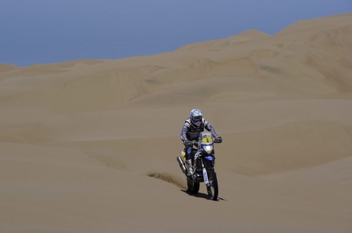 Foto: www.dakar.com;Francúzovi Olivierovi Painovi (Yamaha) patrí priebežná 5. pozícia;