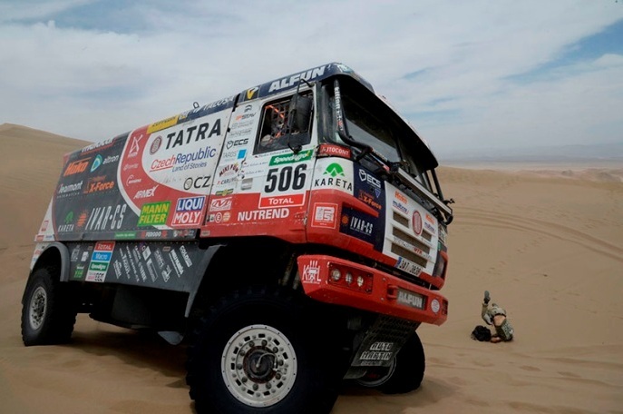 Česká posádka Martin Kolomý s bratmi Davidom a René Kiliánovcami sa s truckom Tatra Phoenix držia na 7. mieste;www.dakar.com