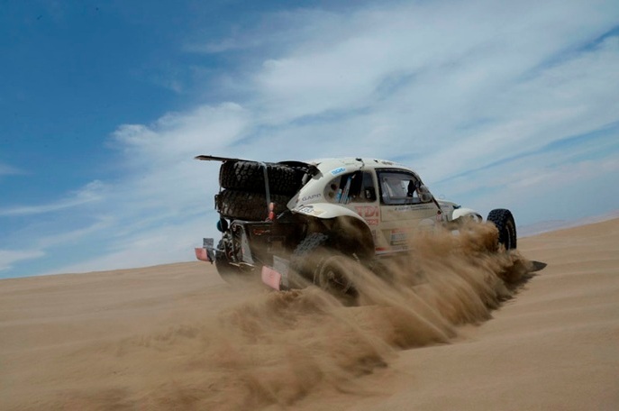 A do tretice bugina: s legendárnym „Chrobákom“ od Volkswagenu do juhoamerických pekiel vyrazil Belgičan Stéphane Henrard, najväčšie prekvapenie dakarského podujatia v roku 2001;www.dakar.com