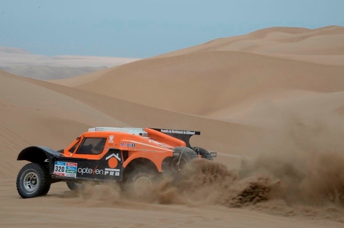 So štartovým číslom 320 preteká Francúz Ronan Chabot (SMG Buggy);www.dakar.com