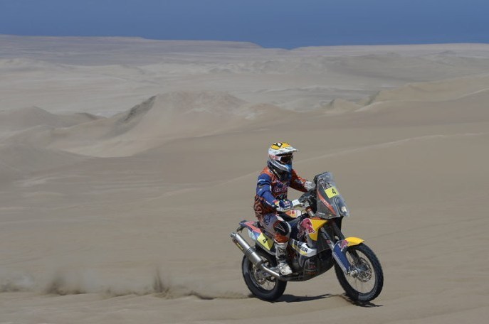 Foto: www.dakar.com;So štartovým číslom 4 preteká Španiel Jordi Viladoms. On i jeho KTM sú zatiaľ na bronzovej pozícii;