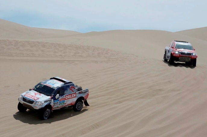 Toyotu poľského pretekára Mareka Dabrowskeho nasleduje ďalší automobil tejto značky pilotovaný Juhoafričanom Ginielom De Villiersom;www.dakar.com