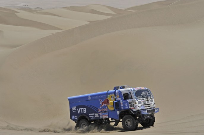 Foto: www.dakar.com;S najnižším štartovým číslom medzi kamiónmi súťaží Eduard Nikolajev, obhajca minuloročného prvenstva. Jeho Kamaz je zatiaľ na 3. mieste;